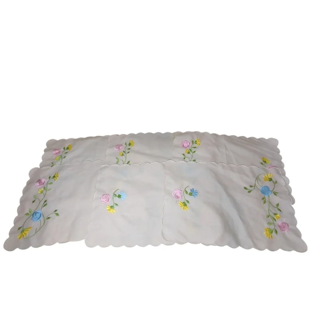 Vintage 6 placemats beige scalloped edge pink blue yellow embroidered flowers